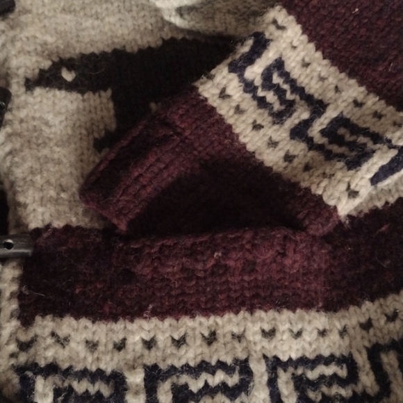 Filson Cowichan Bear and Cubs Shawl Cardigan and Scarf - Picture 10 of 11